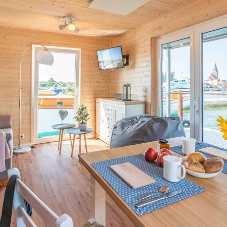 Hausboot Smaragd Heiligenhafen Дом отдыха
